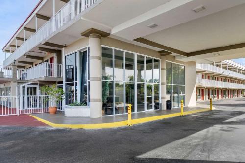 Clearwater Hotel | Rodeway Inn Clearwater-Largo
