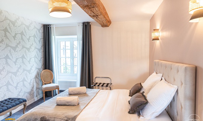 Hermival-les-Vaux Bed & Breakfast | Rollon's suite at Château d'Hermival