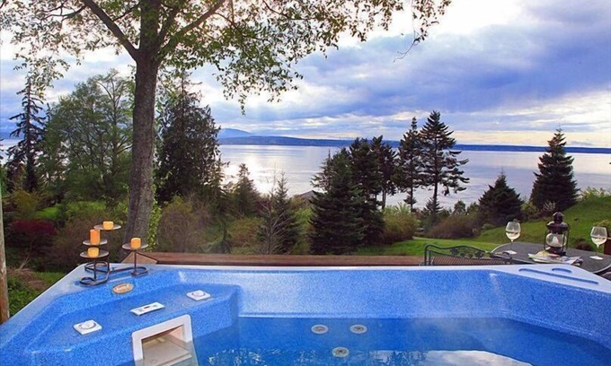 Freeland House | Romantic and Charming Cottage with hot tub, on beautiful one acre view lot!