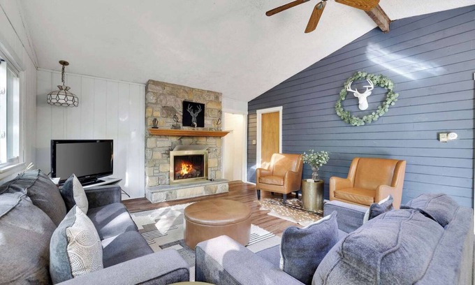 Locust Lake Village Cottage | Romantic Cottage in Lake Community w Private Hot Tub