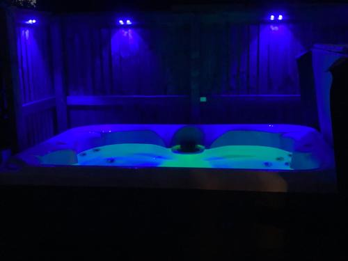 Bromham House | Romantic Country Cottage with Private Hot Tub