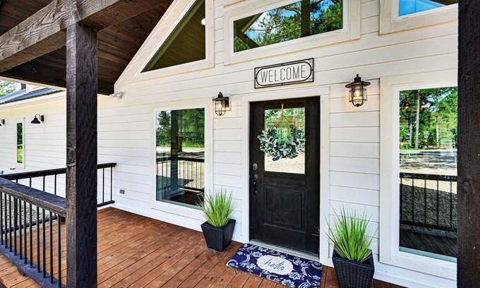 Broken Bow Cabin | Romantic farmhouse cabin🌲Large mural🌲Huge swaying pines🌲King bed🌲 HOT TUB