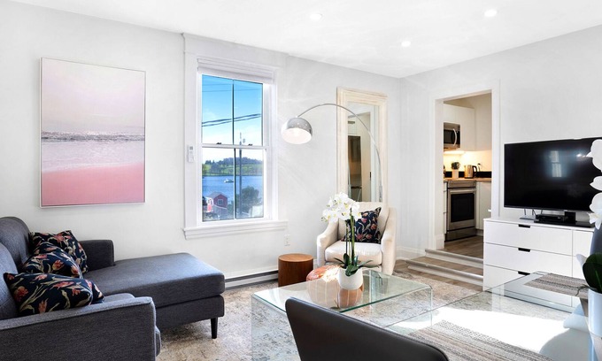 Lunenburg Waterfront Apartment | Romantic Harbour Hideaway in the heart of old-town Lunenburg