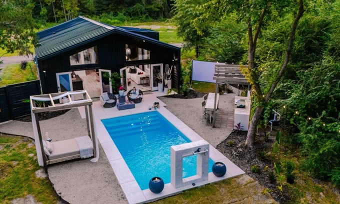 Smith County House | Romantic Luxury Villa with Private Pool, Hot Tub, Outdoor Kitchen & Fire Pits