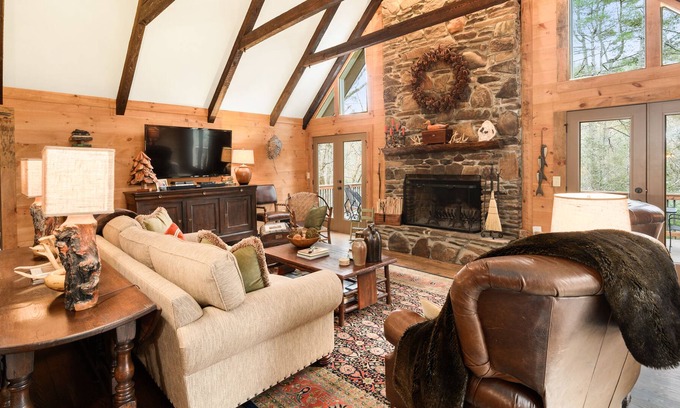 Dahlonega Cabin | Romantic mountain hideaway. Minutes to downtown Dahlonega, wineries & hiking.