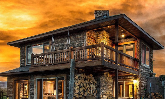 Livingston Cabin | ROMANTIC PARADISE Getaway Mountain Views & HOT TUB!