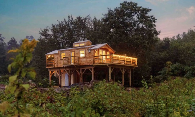 South Londonderry Cabin | Romantic Riverbed Treehouse - hot tub & new sauna!