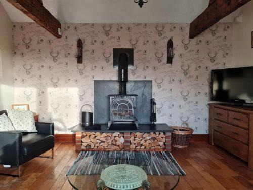 Capel Coch House | Romantic rural cottage, log burner, Smart TV early check in ,large gardens