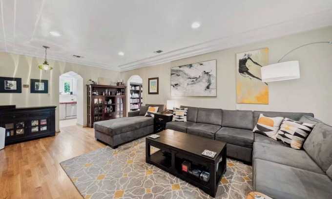 Mid City House | Romantic Spanish Oasis in the Heart of Los Angeles!