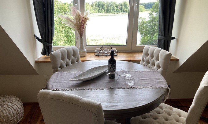 Annenwalde Apartment | Romantische Ferienwohnung mit Blick auf den Densowsee