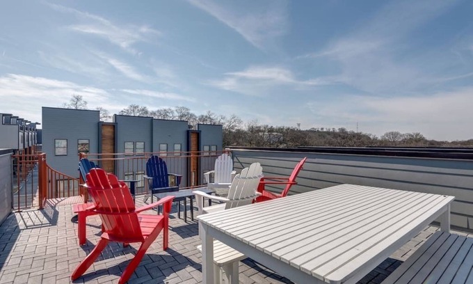 Hadley - Washington House | Roof Deck | Garage Parking | 10 Mins to Broadway