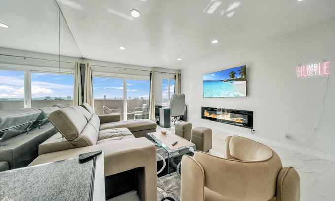 West Hollywood Condo | Rooftop 2-bedroom apartment in heart of West Hollywood with skyline view