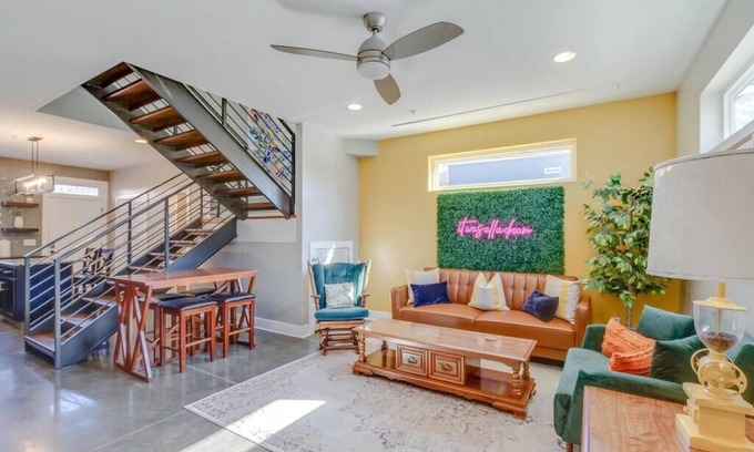 Cleveland Park House | Rooftop Loungin' 2bd/2.5 ba in East Nashville! Parking! 10 min-> Downtown!