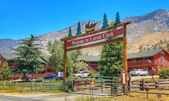 Kernville Cabin | Room 02 (Pet Friendly) Double Queen Studio Kitchenette