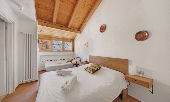 Pieve di Cadore Apartment | Room '2- Nene Lalla' with Shared Terrace, Private Garden and Wi-Fi
