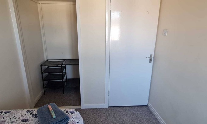Iver House | Room 3 - Single Bed - Wfi - 2 minute walk to Iver Station