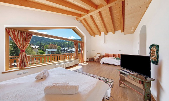 Pieve di Cadore Apartment | Room '5- Affittacamere Nene Mansarda' with Mountain View, Shared Terrace and Wi-Fi