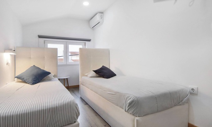 Barra Apartment | Room 'Al Katekero - Quarto 201' with Wi-Fi and Air Conditioning