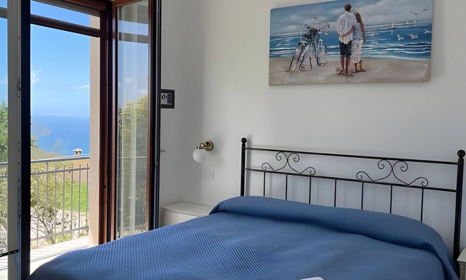 San Mauro Cilento Apartment | Room 'Camera Blu Vista Mare E Monti' with Sea View, Wi-Fi and Air Conditioning