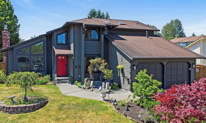 Lynnwood House | Room for rent/shared bathroom. Hillhouse AC, Patio and WiFi located in Lynnwood