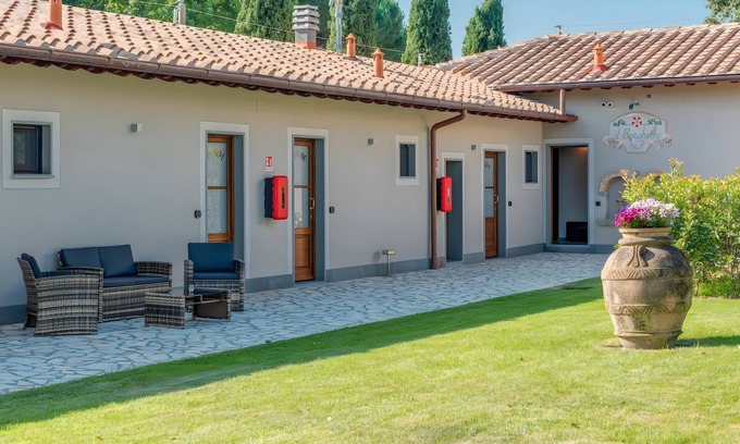 Borgo San Lorenzo Apartment | Room 'Il Borghetto Azalea' with Shared Garden, Wi-Fi and Air Conditioning