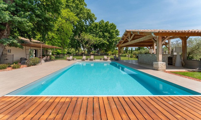Saint-Andiol Apartment | Room 'Jemmy' with Shared Garden, Wi-Fi and Air Conditioning