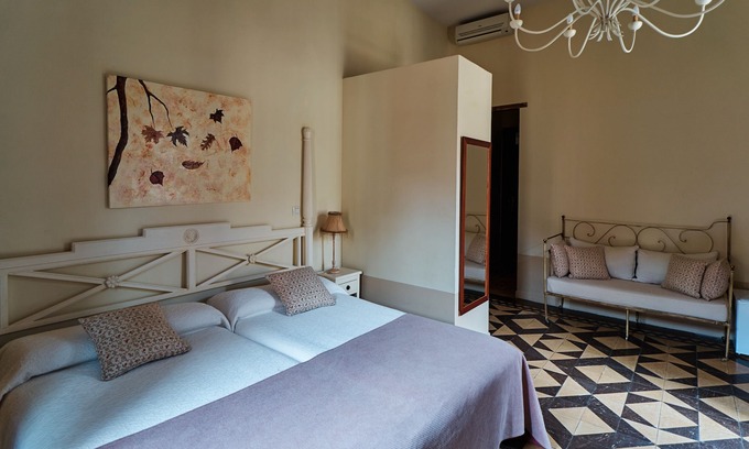 Consuegra Apartment | Room 'La Cuna' with Shared Pool, Wi-Fi and Air Conditioning