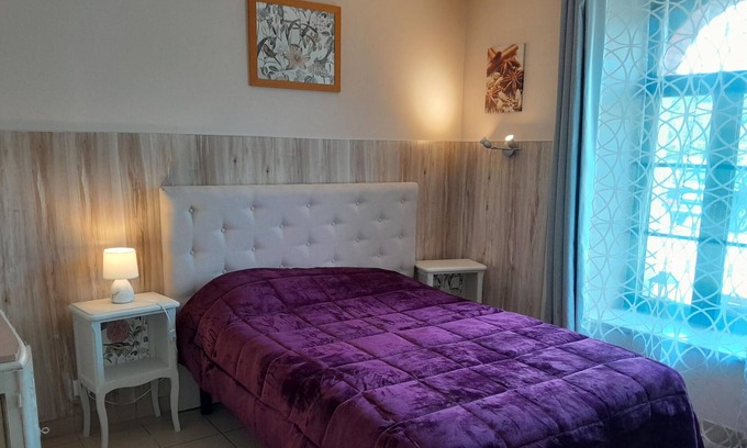 Fye Apartment | Room 'Le Meslay N°1' with Shared Terrace, Shared Garden and Wi-Fi