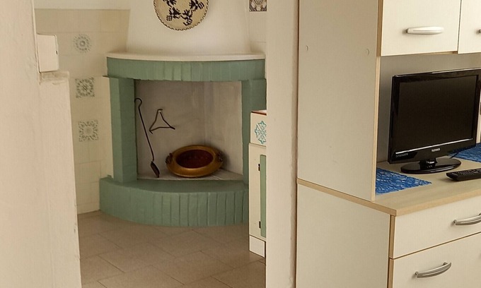 Sant'Antioco Apartment | Room 'Levante' with Balcony, Wi-Fi and Air Conditioning