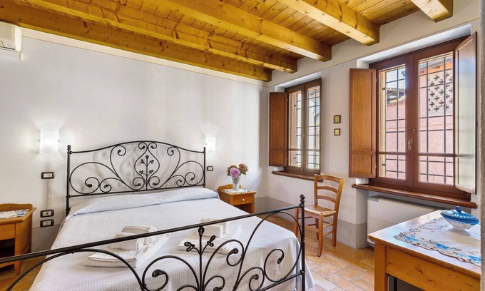 Monzambano Apartment | Room 'Non Ti Scordar Di Me' with Shared Garden, Wi-Fi and Air Conditioning