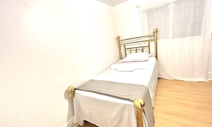 East Windsor House | Room number 4 - Minutes walking to food, train, riverside