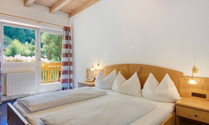 Sarntal Apartment | Room 'Olympia Zimmer 204' with Mountain View, Shared Garden and Wi-Fi