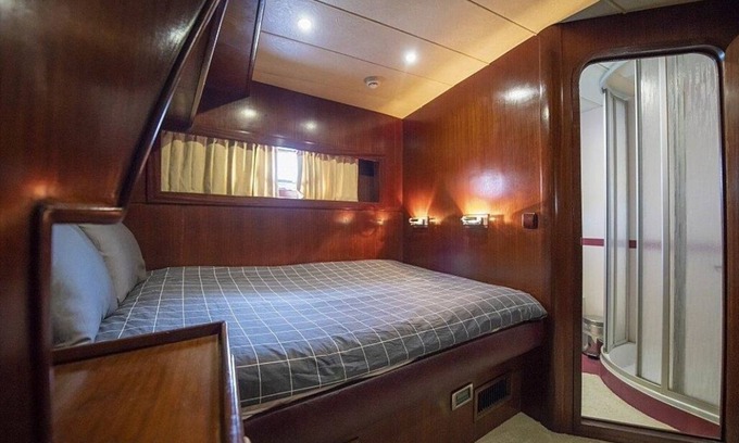Paradise Boat Rental | Room on luxury sailyacht