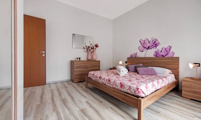 Alzate Brianza Apartment | Room 'Rosa' with Shared Terrace, Balcony and Wi-Fi