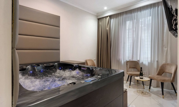 Chiaia Apartment | Room 'Suite Con Piscina Privata' with Wi-Fi and Air Conditioning
