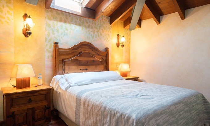 Santianes de Ola Apartment | Room 'Tilo' with Mountain View, Shared Garden and Wi-Fi