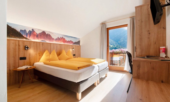 Villnoss Apartment | Room 'Veltierhof 6' with Mountain View, Private Terrace and Wi-Fi