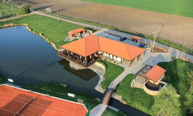 Semice House | Rooms & Restaurace Na Jitrách