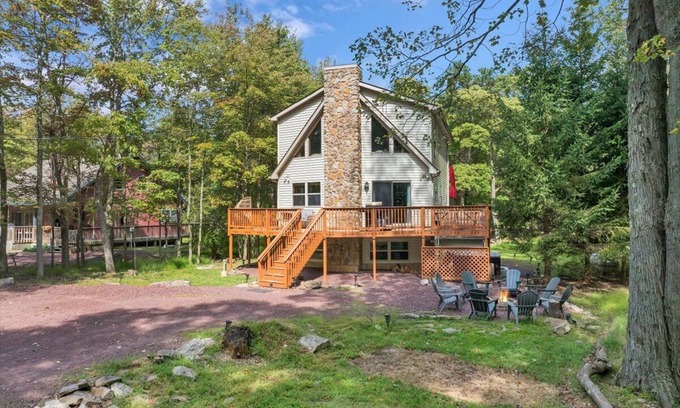 Lake Harmony Estates Ski Chalet | roomy CHALET-3 mts WALK2LAKE w/LINENS/FIREPIT/HOTTUB/GAMES/BB&JACK FROST Ski mts