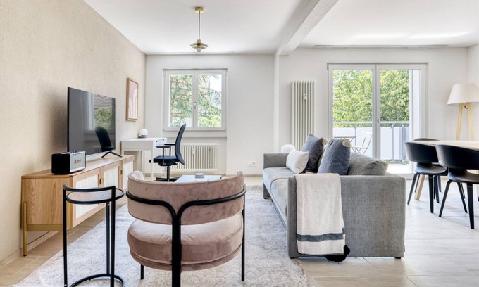 Dietikon District Apartment | Roomy Dietikon 3.5 Room w/Storage, 1 min to Market, by Blueground