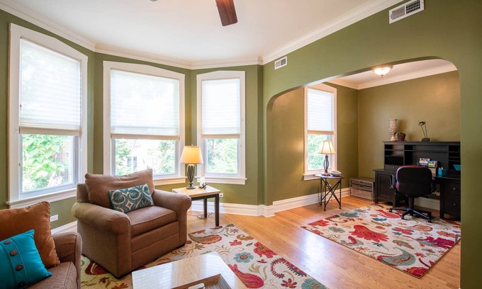 Roscoe Village Apartment | Roscoe Village- Only steps to cute shops & dining! Sleeps 4-6