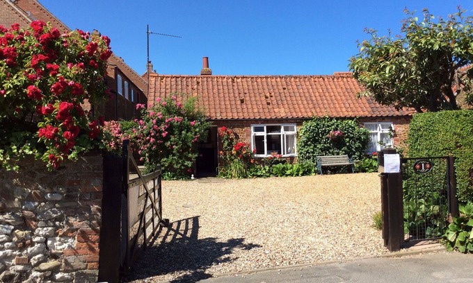 Hunstanton Cottage | Rose cottage 500yds from the sea.