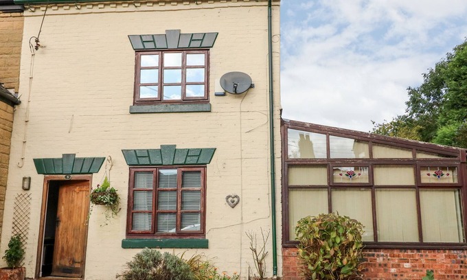 Forsbrook Cottage | ROSE COTTAGE, pet friendly, with hot tub in Forsbrook