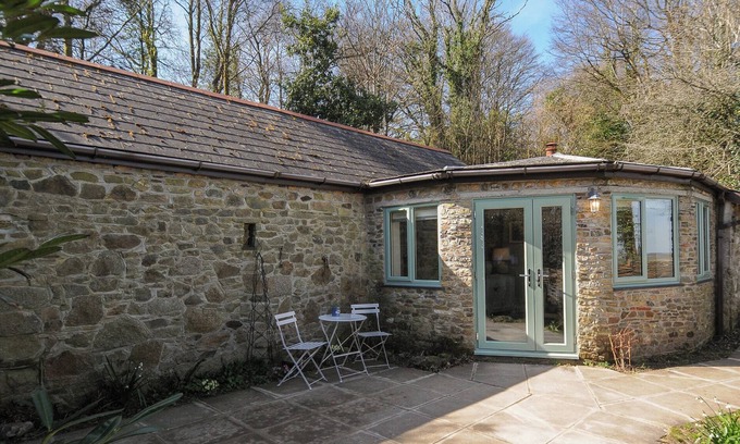 Callington Cottage | ROSE COTTAGE, with hot tub in Callington