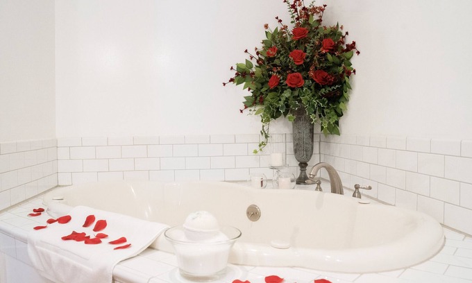 Gardner Cottage | Rose Tranquility Cottage -Jetted Tub-Balcony