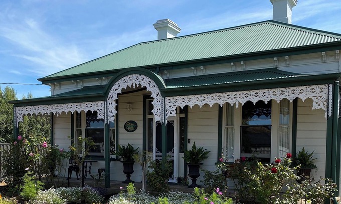 East Devonport House | Rosevilla Heritage Home in East Devonport with private parking and free WiFi