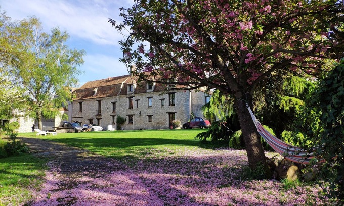 Montainville Cottage | Royal falconry, in a charming village, close to PARIS and VERSAILLES