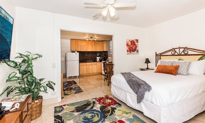 Waikiki Condo | Royal Moana Condo Close to Beach & Shops w/Parking - Full Kitchen & Bbq Grill