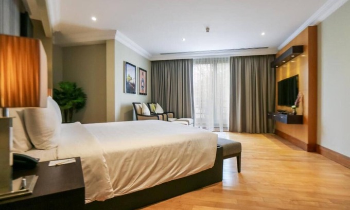 Jumeira 1 Hotel | Royal Suite Near Palm Strip Mall By Luxury Bookings