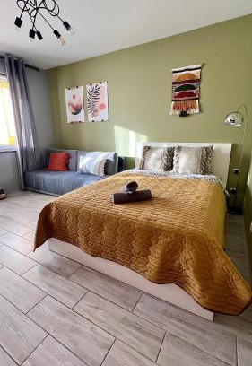 Praga Poludnie Apartment | Roztocka studio, free parking, AC, 1 tram to the city & PGE National Stadion by Cosmo Spirit